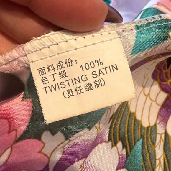 Zhongshan Sang Gorgeous Pink with Cranes Satin Kimono w/ belt- One Size - Picture 6 of 6